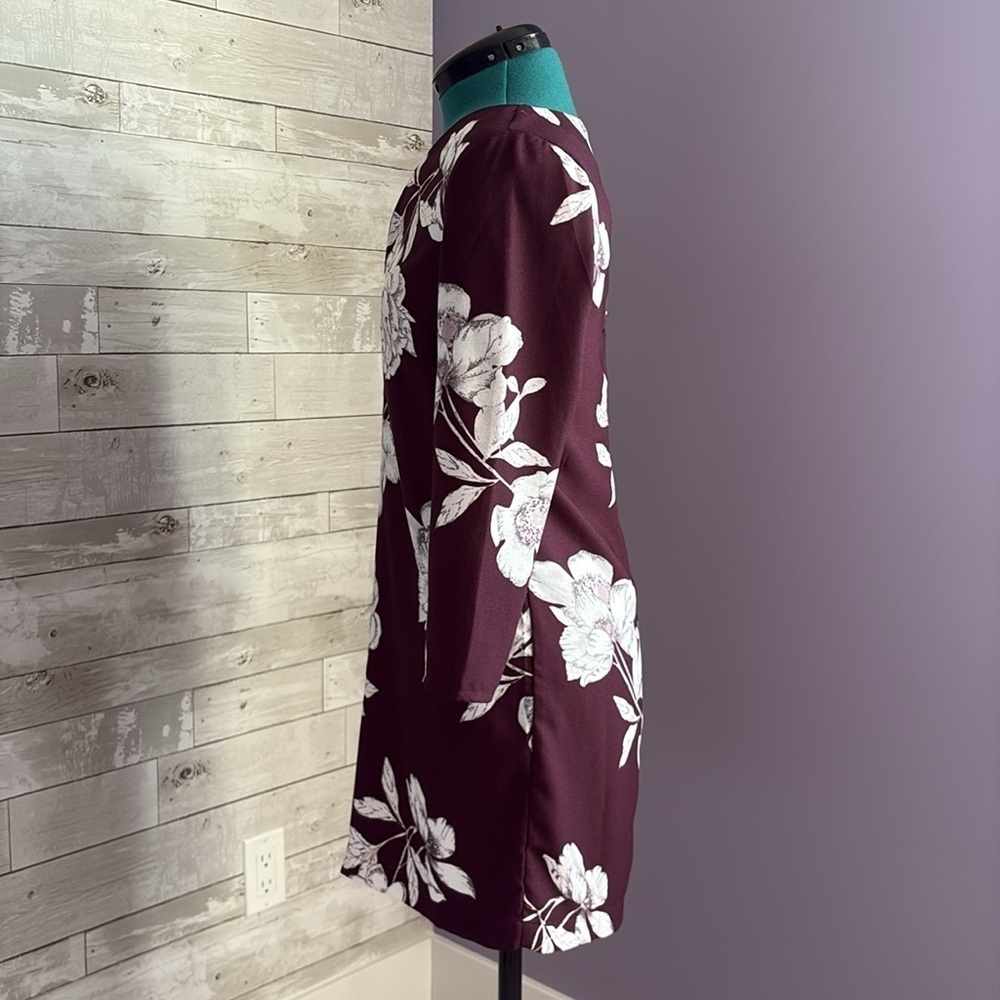 NWT DYNAMITE Floral V-Neck Shift Dress - Picture 7 of 8
